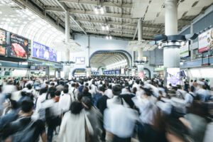 通勤ラッシュの中電車に乗ろうとする人々