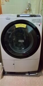 使用中のドラム型洗濯乾燥機