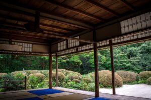 日本家屋から眺める日本庭園