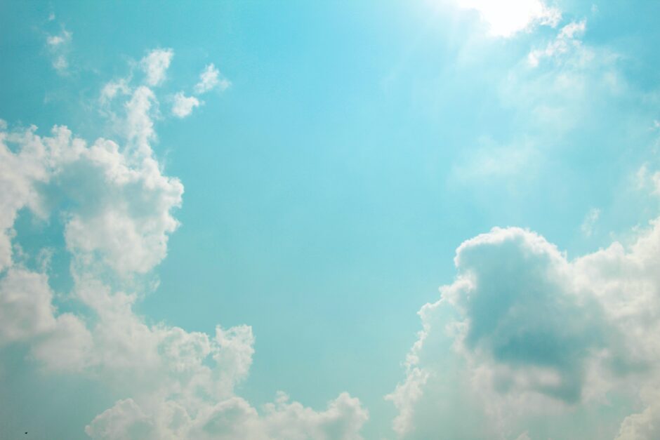 雲間から太陽がのぞくまぶしい青空