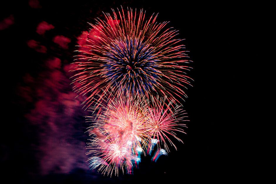 夜空に打ち上がる花火