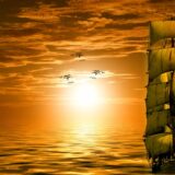 夕日に向かって進む帆船