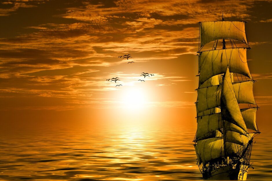 夕日に向かって進む帆船