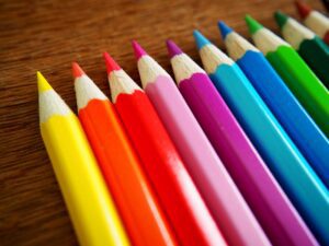 多彩な色の色鉛筆