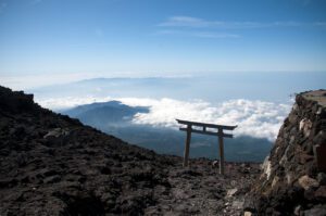 富士山頂付近に立つ鳥居