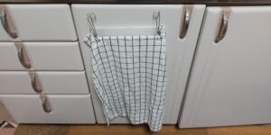 手拭きタオルとして吊り下げたIKEAキッチンクロス